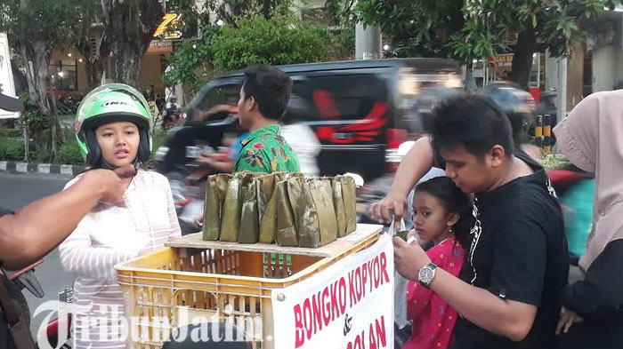 Pertengahan Bulan Suci Ramadan, Penjual Makanan Takjil Khas Gresik Diserbu Pembeli