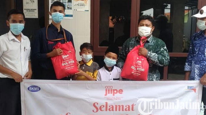 berita-gresik-ratusan-paket-lebaran-jiipe-dibagikan-ke-anak-yatim-dan-dhuafa-di-manyar-gresik.jpg