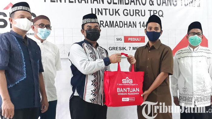 berita-gresik-tpq-gm-csr-sig-edy-saraya-saat-penyerahan-bantuan-uang-tunai.jpg