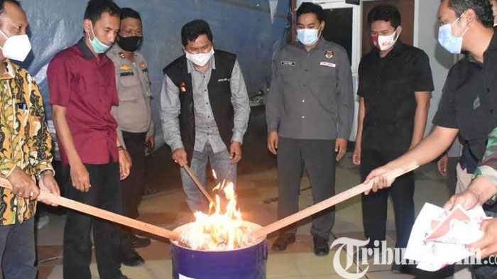 Ribuan Surat Suara Rusak di Gresik Dibakar