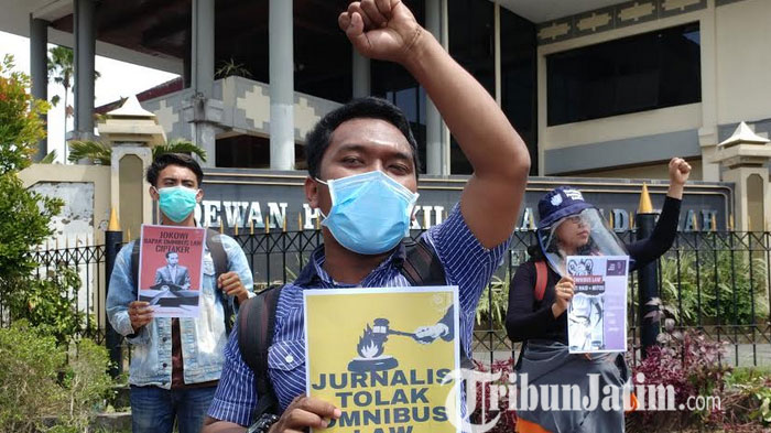 berita-jember-aksi-menolak-omnibus-law-uu-ciptaker-oleh-aji-jember-jumat-9102020.jpg