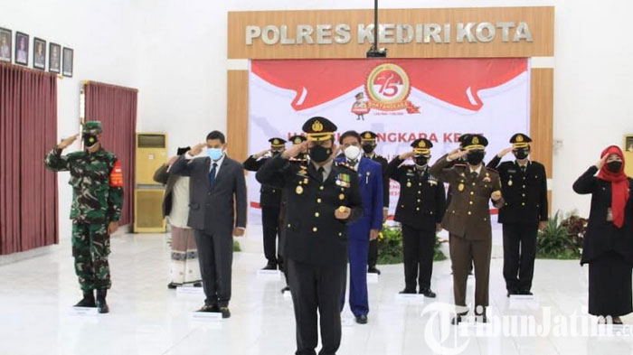 Polres Kediri Kota Mengikuti Upacara  HUT Bhayangkara ke 75 Secara Virtual