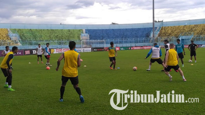 berita-malang-arema-fc-sedang-berlatih_20170322_171749.jpg