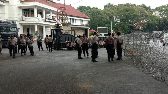Demo Buruh Di Gedung DPRD Dan Walikota Malang, Satlantas Polresta Malang Kota Tutup Akses ini