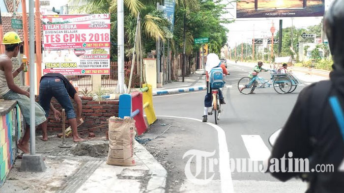 Bahayakan Disabilitas, DPUPR Mojokerto Bangun Pembatas Jalan