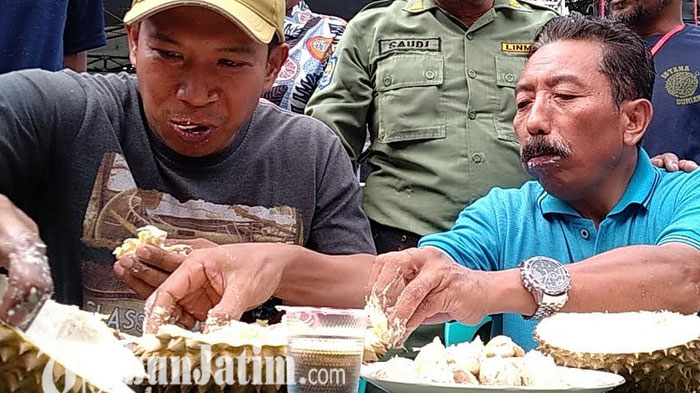 Habiskan 27 Biji Durian, Ari dan Sanusi Jadi Pemenang Lomba Makan Durian di Pasuruan