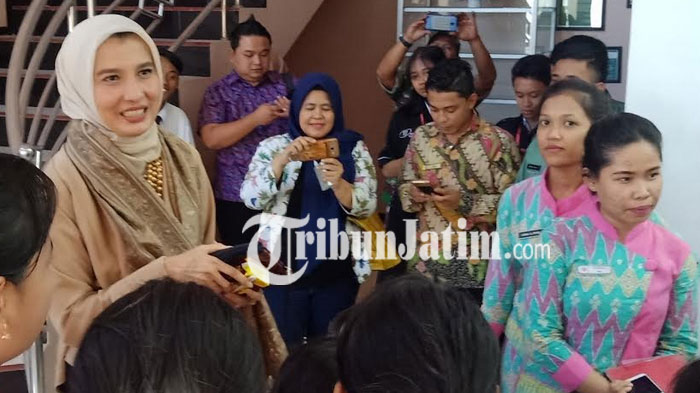 berita-surabaya-arzeti-kunjungi-smkn-1-surabaya_20181002_151311.jpg