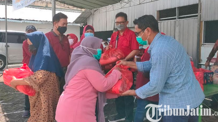 berita-surabaya-badan-keswadayaan-masyarakat-bagikan-sembako-pada-warga-surabaya.jpg