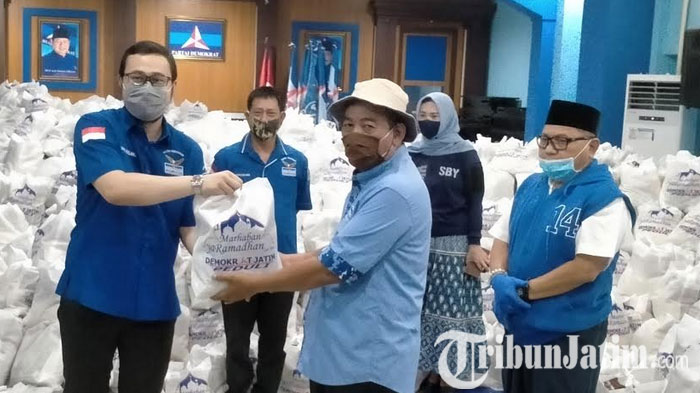 berita-surabaya-demokrat-jatim-bantu-warga-paket-sembako.jpg