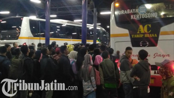 Terminal Purabaya H-1 Idul Adha, Bus Baru Datang Langsung Digeruduk Penumpang