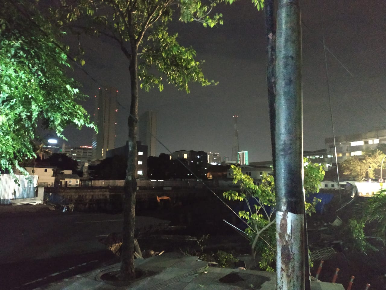 BREAKING NEWS - Jalan Gubeng Surabaya Dekat Sebuah Pertokoan Ambles, Kendaraan Tidak Bisa Melintas