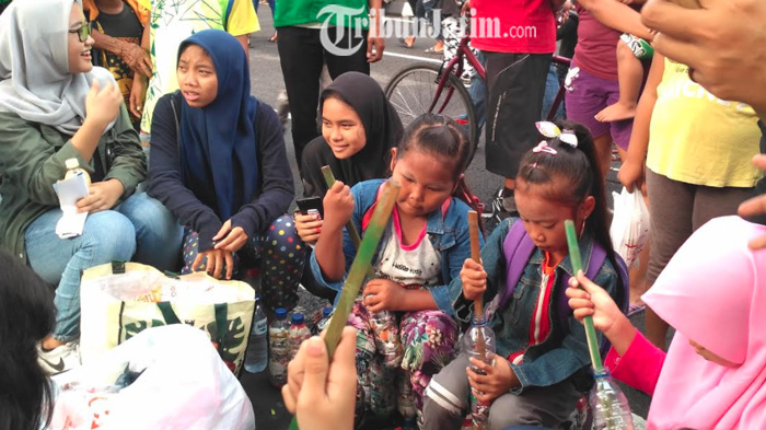 Kurangi Sampah, Sanggar Hijau Indonesia dan Nol Sampah Ajari Cara Buat Bata dari Botol Plastik