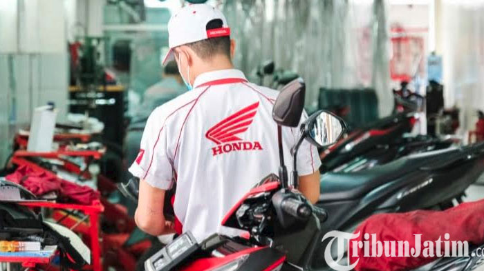 berita-surabaya-mekanik-honda-saat-menservis-motor-di-bengkel-mpm-simpang-dukuh.jpg