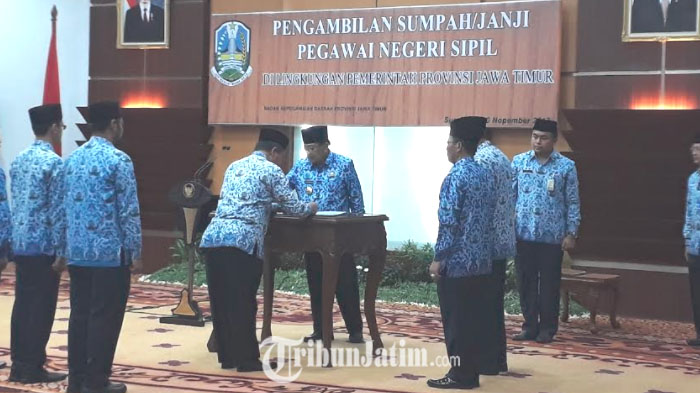 PNS Jatim Jalani Pengambilan Sumpah, Pakde Karwo: Tidak Lakukan Sumpah, Tidak Dapat Jaminan Pensiun