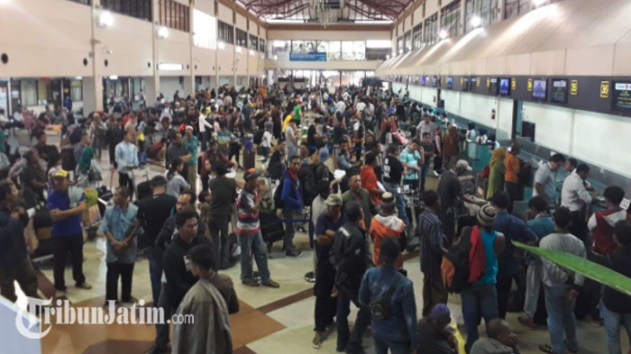 berita-surabaya-penumpang-tersendat-di-bandara-juanda_20171127_091807.jpg