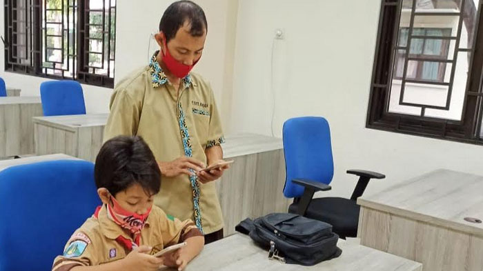 berita-surabaya-siswa-manfaatkan-internet-gratis-di-surabaya.jpg