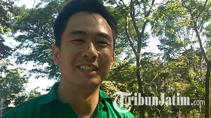 VIDEO: Petugas Kebersihan di Surabaya Ini Mirip Artis Korea, Begini Cara Tri Risma Saat Memanggilnya