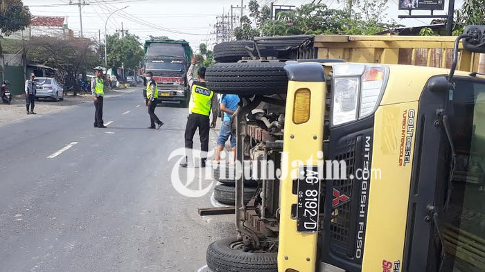 berita-surabaya-truk-terguling-di-jalan-cerme-gresik.jpg