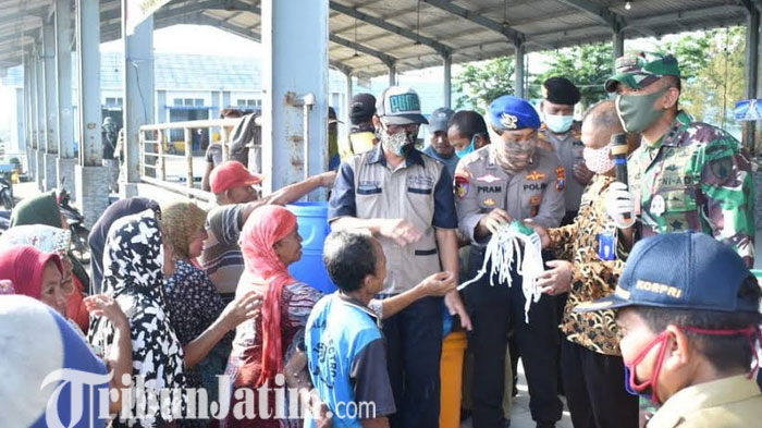 berita-tuban-kodim-tuban-jatim-bagikan-masker-ke-nelayan.jpg