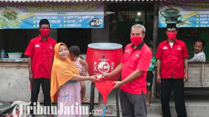 berita-tuban-pdip-tuban-bagikan-tempat-air-dan-masker-ke-warga.jpg