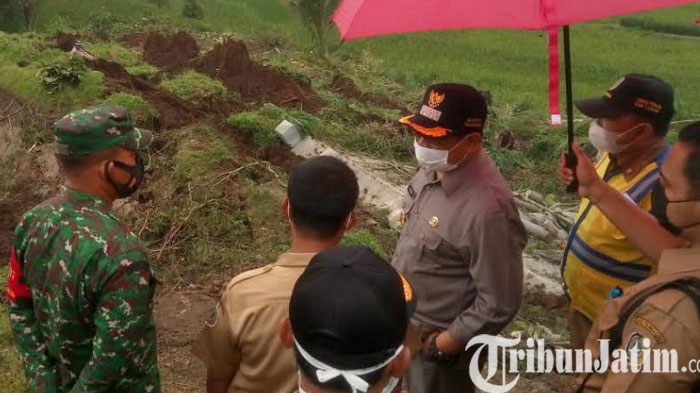 Bupati Tulungagung Mengupayakan Solusi Jalan Desa Krosok Yang Putus Karena Longsor