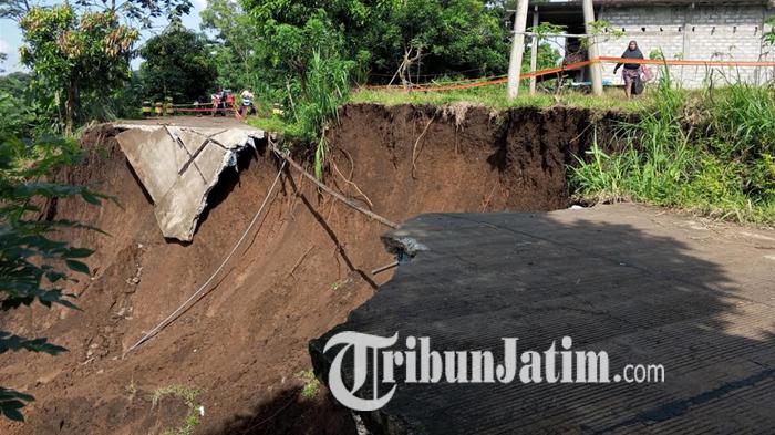 beton-badan-jalan-di-Desa-Nyawangan-Tulungagung-putus-total-diterjang-longsor.jpg