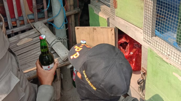Satpol PP Kabupaten Gresik Gelar Razia, Sita Puluhan Botol Miras yang Disembunyikan di Tempat Bensin