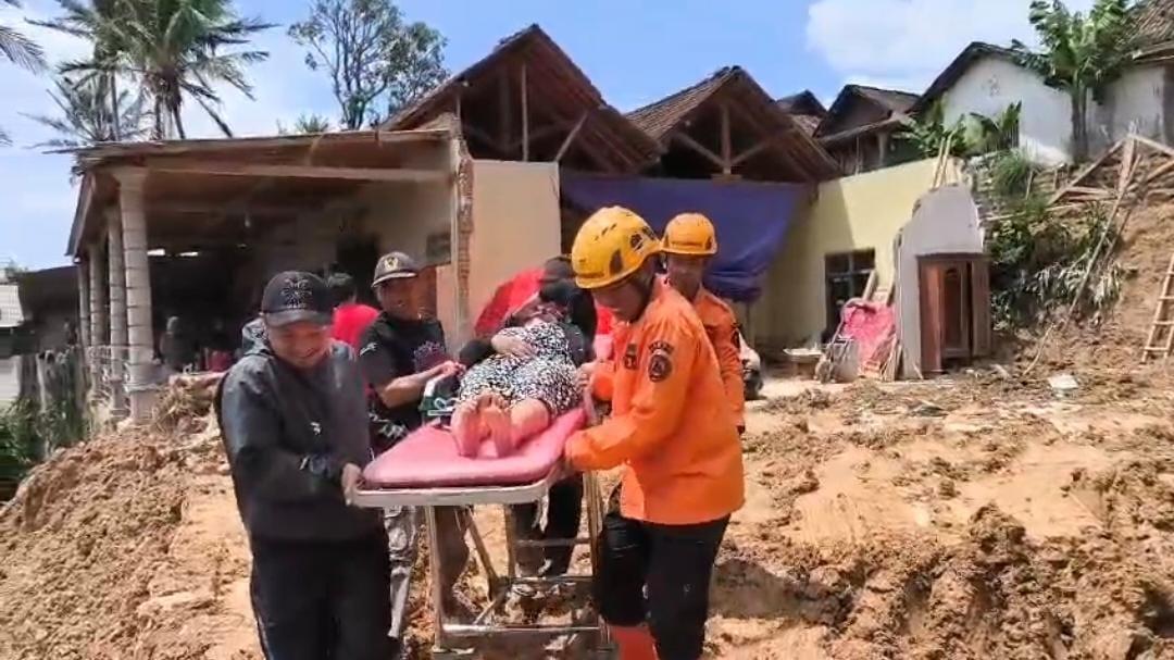 bpbd-ponorogo-mengevakuasi-warga-desa-wagir-kidul-korban-longsor.jpg
