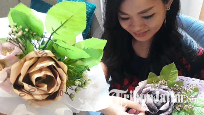 Mau Buket Bunga dari Uang Asli ? Yuk Simak Cara Membuatnya dari Uang Kertas ala Sunkiss Blosssom