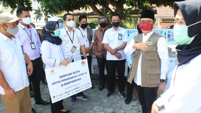 bumn-menyalurkan-bantuan-apd-untuk-fasilitas-kesehatan-di-banyuwangi-abdullah-azwar-anas.jpg