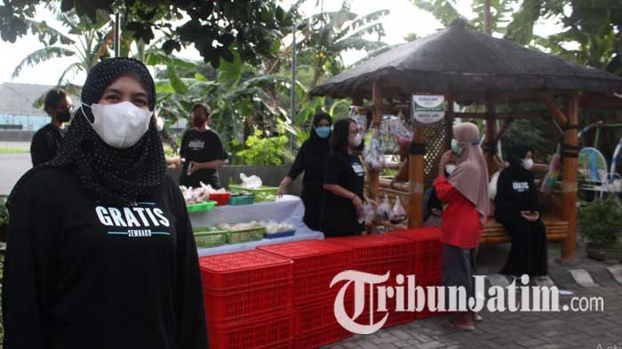 Ibu-ibu di Jambangan Surabaya Bagikan Sembako Gratis Tiap Jumat, Bantu Ringankan Beban Ekonomi Warga
