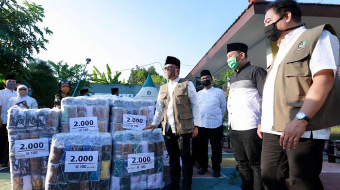 bupati-banyuwangi-abdullah-azwar-anas-bagikan-masker-gratis-pada-warga.jpg