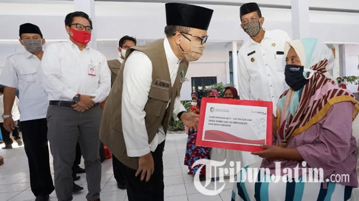 bupati-banyuwangi-abdullah-azwar-anas-menyerahkan-blt-desa-di-desa-bomo.jpg
