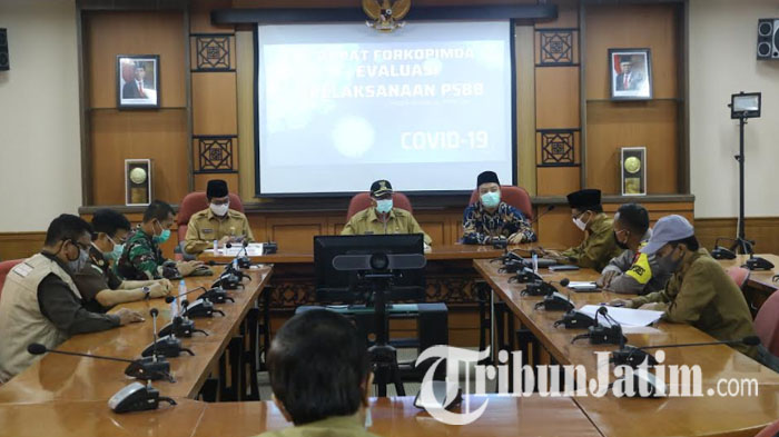 bupati-gresik-sambari-halim-radianto-memimpin-rapat-evaluasi-psbb-gresik.jpg