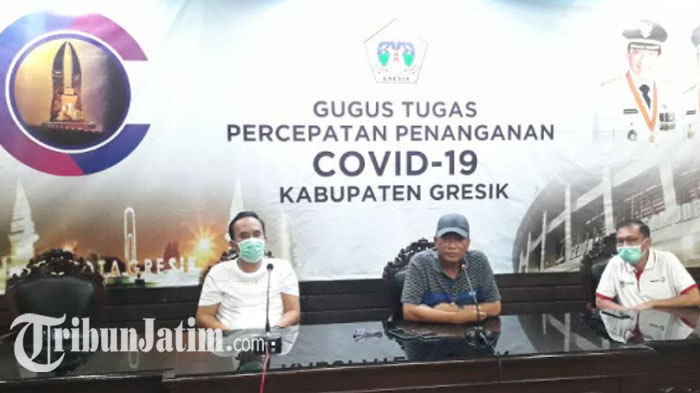 bupati-gresik-sambari-halim-radianto-saat-konferensi-pers-di-kantor-pemkab-gresik.jpg