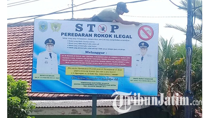 Tak Peduli Masih Bupati, Satpol PP Terus Lanjutkan Pencopotan Paksa Baliho Taufiqurrahman