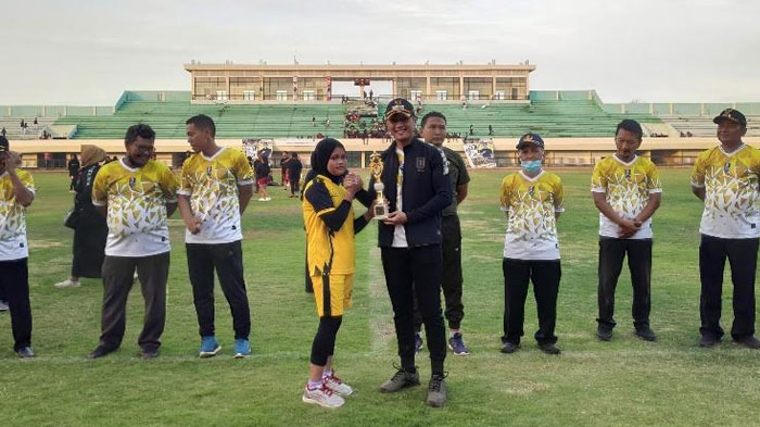bupati-tuban-aditya-halindra-faridzky-saat-menyerahkan-piala-bagi-juara.jpg
