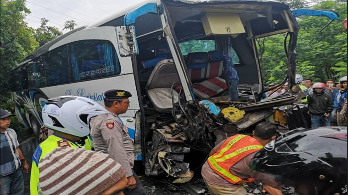 TERPOPULER JATIM: Nenek Tua Jember Ngaku Diperkosa hingga Kecelakaan Truk Trailer vs Bus di Lumajang