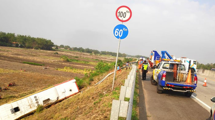 bus-kramat-djati-terperosok-parit-15-meter-di-tol-surabaya-mojokerto-4.jpg