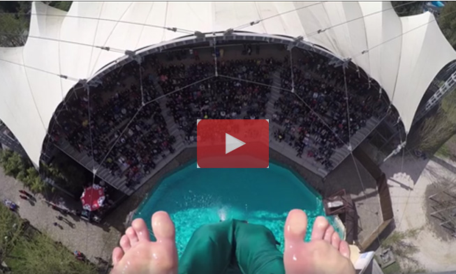 VIDEO : Pria ini Nekat Lompat dengan Gaya Terbalik yang Ekstrim, Akhirnya. . .