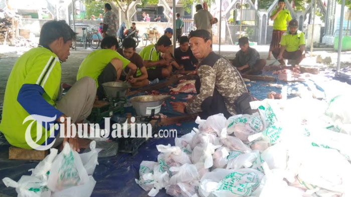 daging-kurban-di-masjid-rahmat-kembang-kuning_20170902_121428.jpg