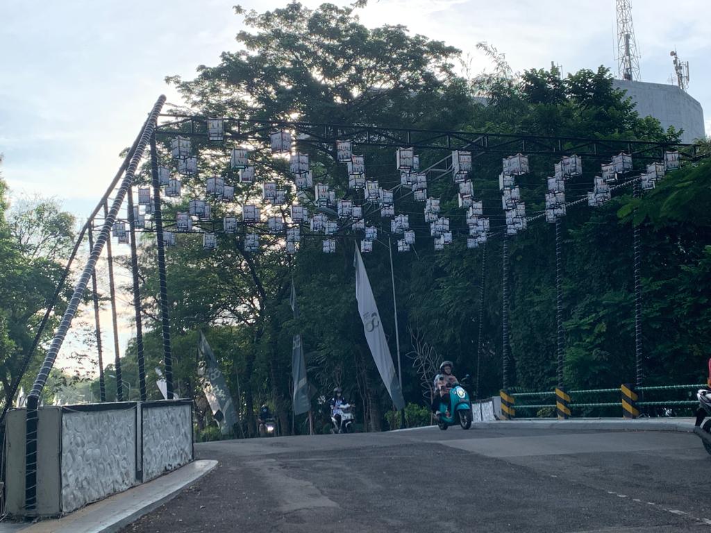 Indahnya Jalan Jenderal Achmad Yani Gresik Berhias Damar Kurung, Tampak Gemerlap saat Malam