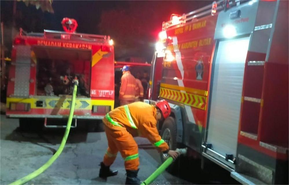 Kebakaran Hebat Rumah Kepsek di Blitar, Tetangga Dengar Suara Letusan, Uang Rp 100 Juta Ikut Hangus