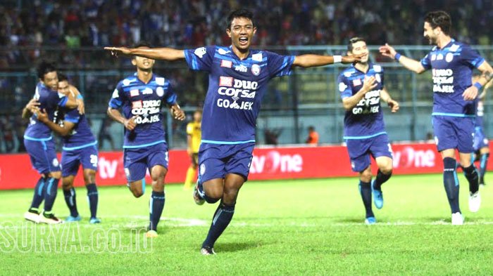 Sundulan Dedik Setiawan Sukses Bawa Arema FC Samakan Kedudukan dengan Mitra Kukar di Babak Pertama