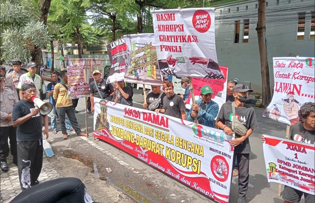 Geregetan Korupsi di Desa Ugal-ugalan, Puluhan Warga Geruduk Kantor DPMD Jombang, ini Tuntutannya