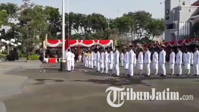 VIDEO: Detik-detik Pengibaran Bendera Merah Putih di Balai Kota Surabaya Peringati HUT RI ke-72