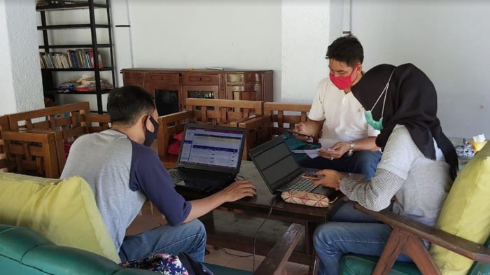 dinas-sosial-banyuwangi-lembur-untuk-masukkan-data-warga-penerima-bantuan-sosial-dampak-covid-19.jpg