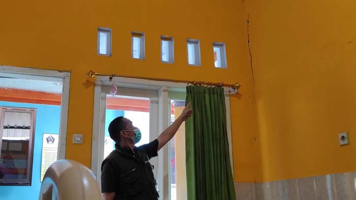 dinding-ruang-perawatan-puskesmas-wates-kabupaten-blitar-rusak-akibat-gempa-bumi-gempa-blitar.jpg