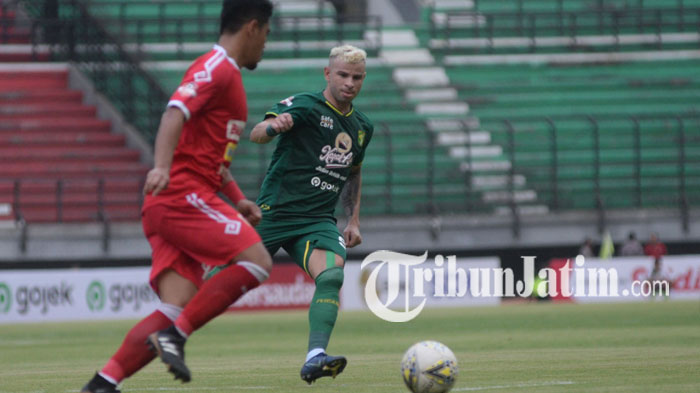 diogo-campos-saat-laga-persebaya-vs-perseru-badak-lampung-fc.jpg