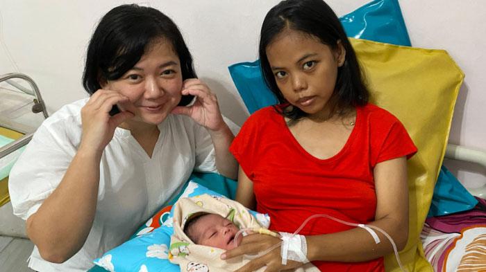 dokter-nyambi-driver-ojol-selamatkan-penumpang-melahirkan-di-mobil.jpg